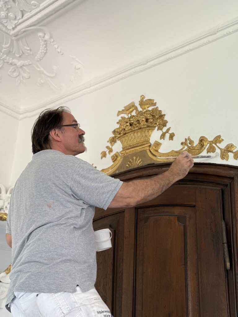 Dekorative Ornamentmalerei an der Wand von Colorativ Hörner